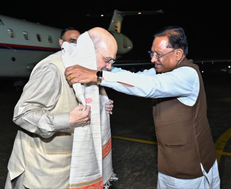 CG : केंद्रीय गृह मंत्री अमित शाह का स्वामी विवेकानंद विमानतल पर मुख्यमंत्री विष्णु देव साय ने किया आत्मीय स्वागत