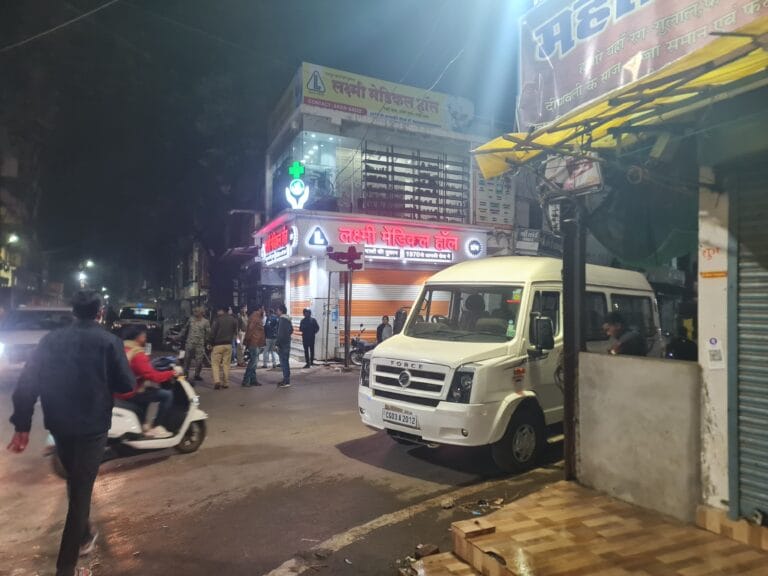 मानव मंदिर चौक में चाकूबाजी, मेडिकल दुकान में घुसकर युवक पर हमला