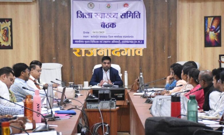 राजनांदगांव : कलेक्टर ने मातृ मृत्यु दर में कमी लाने के लिए परिजनों के साथ की चर्चा