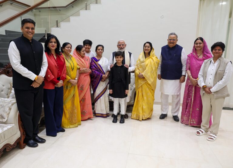 रायपुर में डॉ. रमन सिंह ने प्रधानमंत्री नरेंद्र मोदी से सपरिवार की आत्मीय भेंट