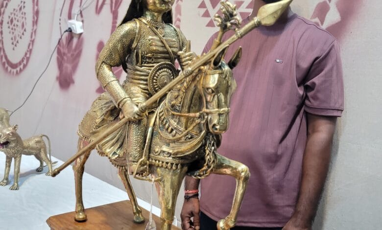 रायपुर : राज्योत्सव शिल्पग्राम में लोगों को आकर्षित कर रहा है छत्तीसगढ़ की पारंपरिक ढोकरा शिल्प