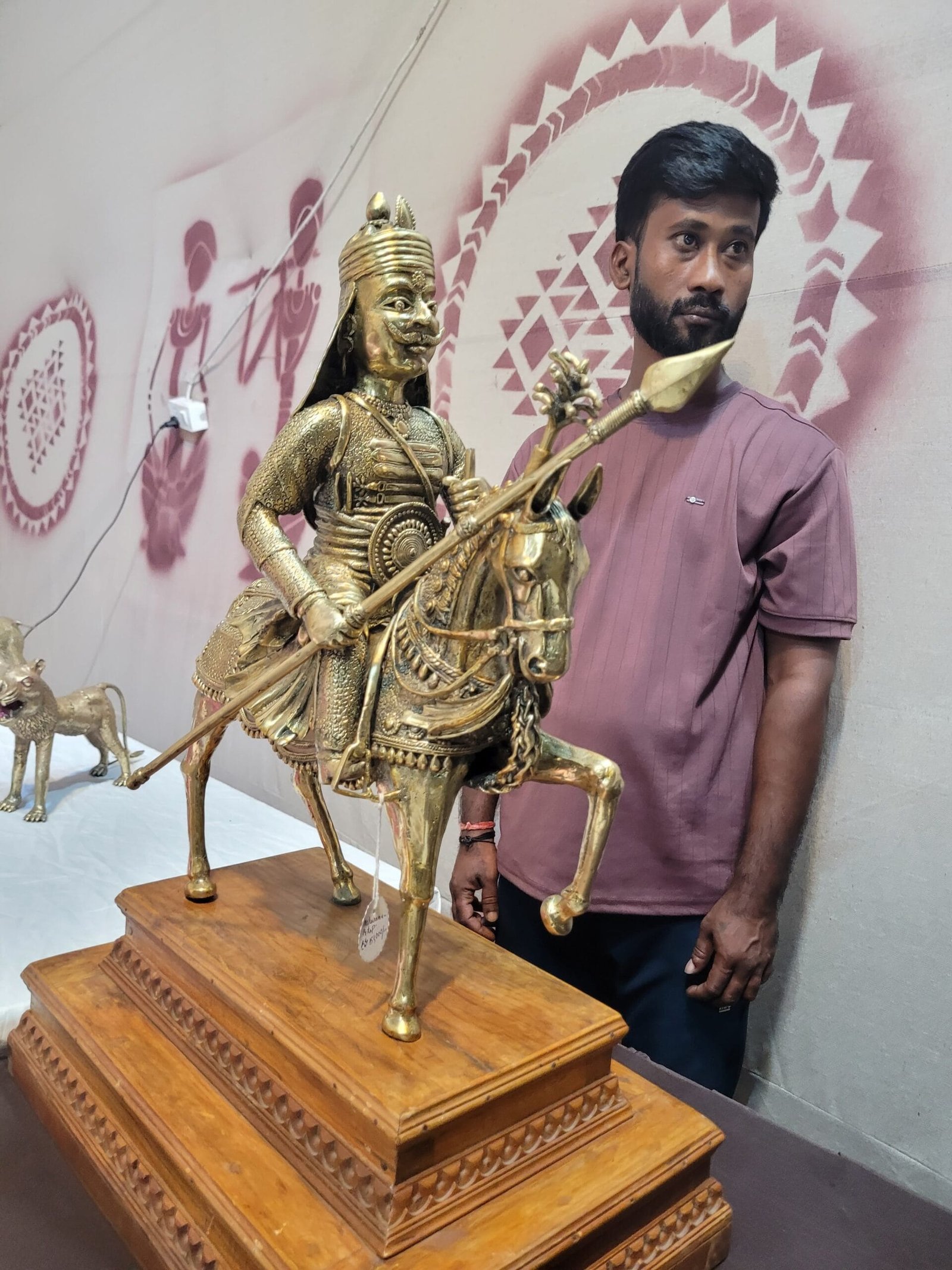 रायपुर : राज्योत्सव शिल्पग्राम में लोगों को आकर्षित कर रहा है छत्तीसगढ़ की पारंपरिक ढोकरा शिल्प