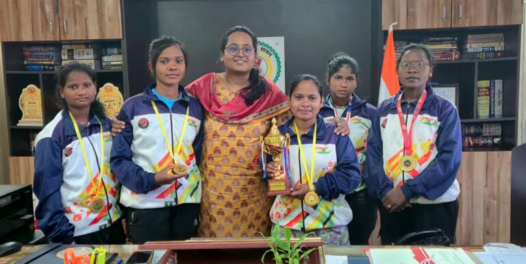 मोहला : कलेक्टर ने राज्य स्तरीय खेलो छत्तीसगढ़ यूथ कराटे 2025 प्रतियोगिता में शामिल प्रतिभागियों का किया सम्मान
