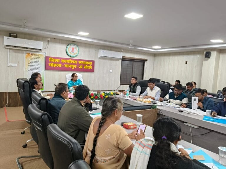 मोहला : स्वास्थ्य कार्यक्रमों की करें नियमित मॉनिटरिंग, लक्ष्य में लाए प्रगति-कलेक्टर तुलिका प्रजापति