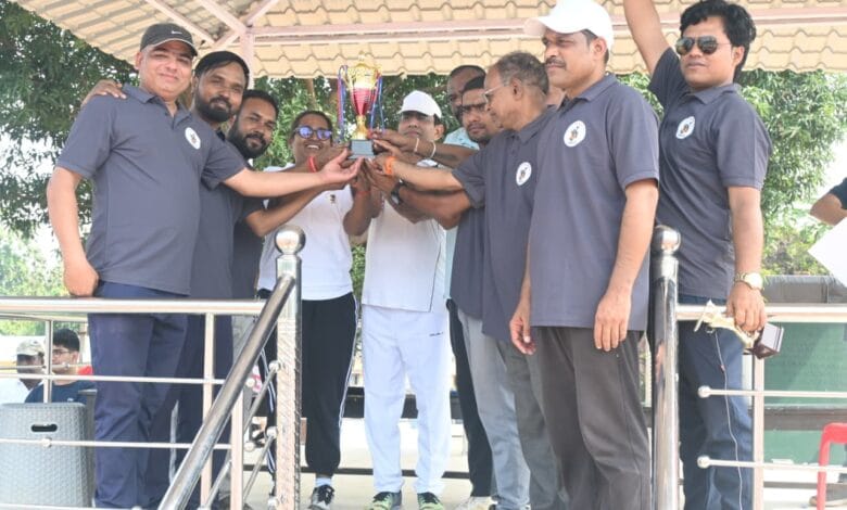 मोहला : रजत जयंती वर्ष पर जिला प्रशासन और प्रेस इलेवन के बीच सद्भावना क्रिकेट मैच का आयोजन