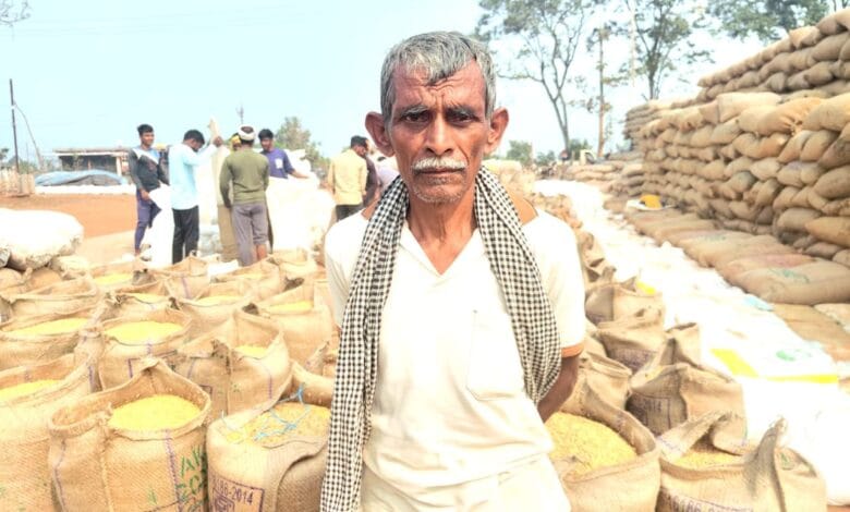मोहला : बुजुर्ग किसान मुन्ना सिंह ने कहा धान विक्रय की राशि से घर निर्माण में मिलेगा सहयोग