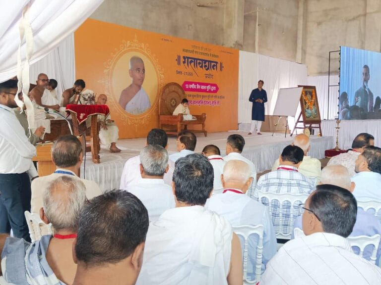 Rajnandgaon: लोगों ने पूछा सवाल और बिना देखे ही हंसभद्र मुनि ने सही-सही जवाब दिया