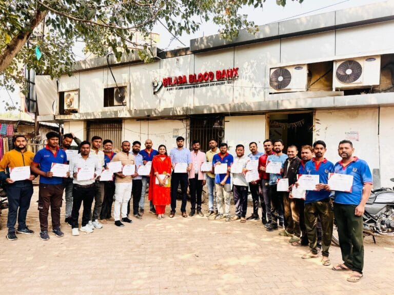Rajnandgaon: सामूहिक रक्तदान — राजनांदगांव में आबकारी विभाग की सराहनीय पहल, 40 कर्मचारियों ने किया रक्तदान