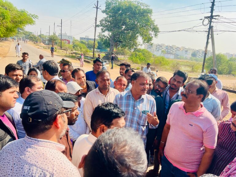 Rajnandgaon : गंज चौक से कन्हारपुरी तक प्रस्तावित सड़क निर्माण कार्य का महापौर ने निरीक्षण किया