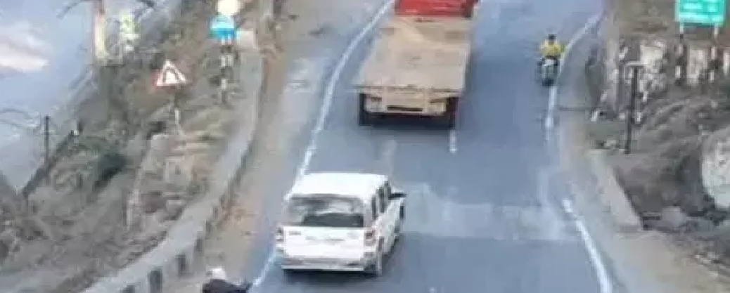 CG : केशकाल घाट के पहले मोड़ पर दो बड़े ट्रेलरों के बीच जोरदार टक्कर हो गई…