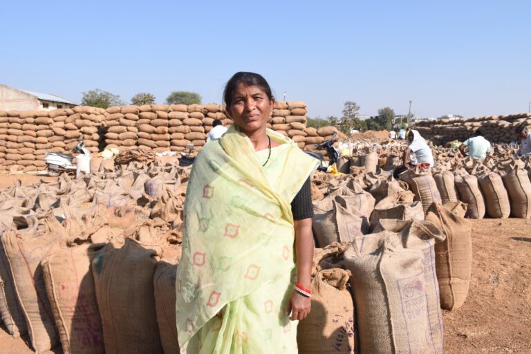 Rajnandgaon : धान बिक्री से लक्ष्मी के घर आई समृद्धि, धान उपार्जन केन्द्र में अच्छी सुविधा से धान विक्रय करना हुआ आसान – किसान लक्ष्मी…