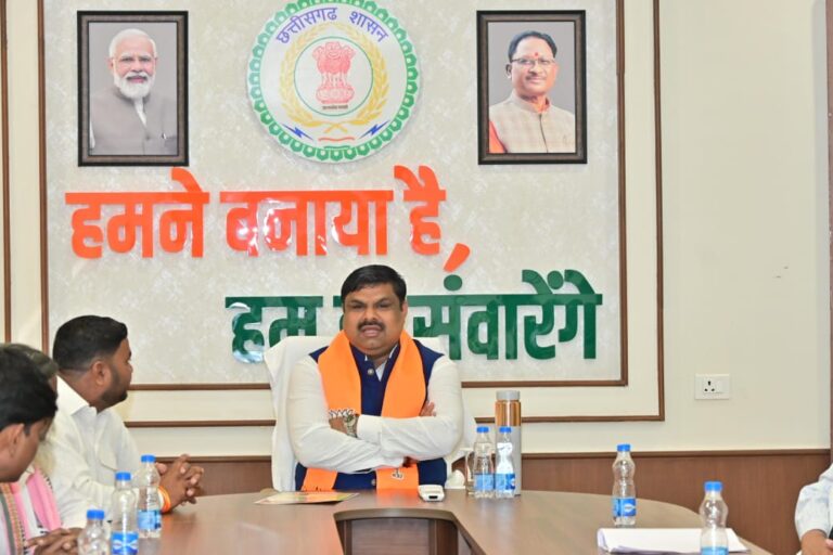CG : शिक्षा मंत्री गजेन्द्र यादव ने नवा रायपुर निवास में सुना प्रधानमंत्री नरेंद्र मोदी के ‘मन की बात’ का 128वां एपिसोड