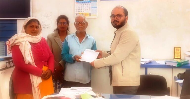 CG : महिला समूह की सदस्य के परिजन को पीएम जीवन ज्योति बीमा योजना से मिला दो लाख रुपये का लाभ