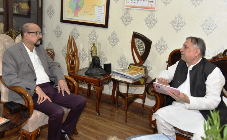 CG : राज्यपाल डेका से छत्तीसगढ़ दिव्यांगजन, वित्त एवं विकास निगम के अध्यक्ष कावड़िया ने की भेंट