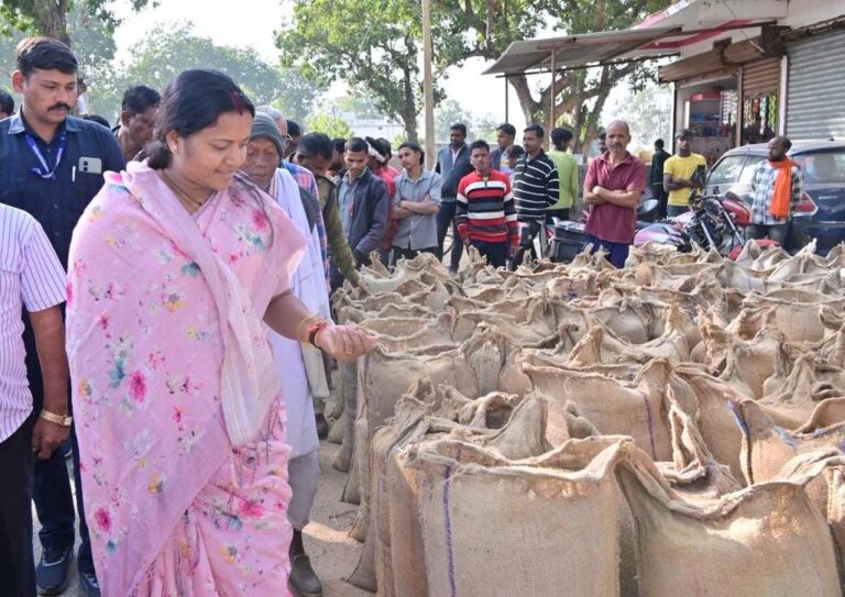 CG : मंत्री लक्ष्मी राजवाड़े ने भटगांव विधानसभा के धान खरीदी केंद्रों का किया निरीक्षण