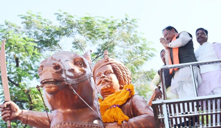 CG : मुख्यमंत्री विष्णुदेव साय ने जयस्तंभ चौक में किया शहीद वीर नारायण सिंह के त्याग और संघर्ष का स्मरण