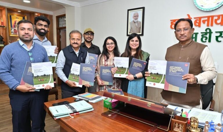 CG : मुख्यमंत्री विष्णु देव साय ने आईआईएसडी–स्वनिति इनिशिएटिव की ‘मैपिंग इंडियाज स्टेट लेवल एनर्जी ट्रांज़िशन: छत्तीसगढ़’ रिपोर्ट का किया विमोचन