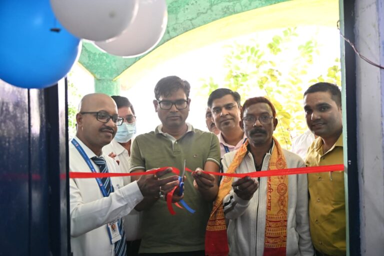 CG : वित्तमंत्री चौधरी ने स्मार्ट क्लासरूम एवं आधुनिक लाइब्रेरी का किया लोकार्पण