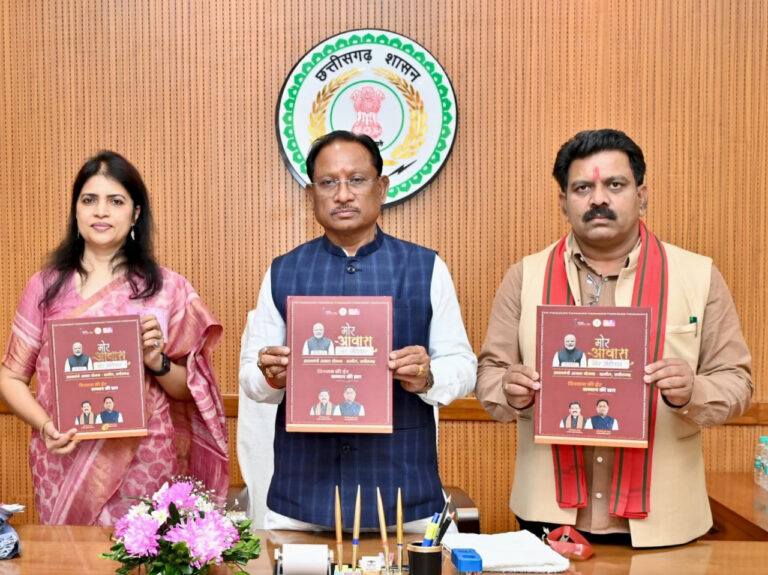 CG : प्रधानमंत्री आवास योजना (ग्रामीण) में ऐतिहासिक उपलब्धि : मुख्यमंत्री विष्णु देव साय ने कॉफी टेबल बुक का किया अनावरण