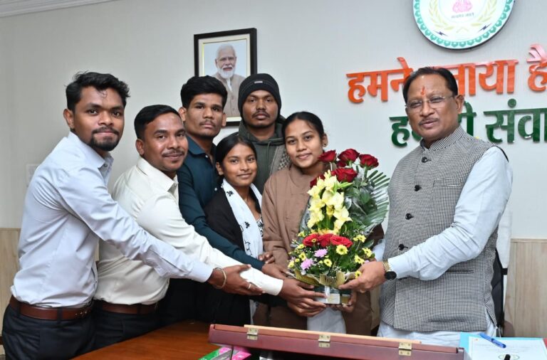 CG : मुख्यमंत्री साय से शासकीय आदर्श पोस्ट मैट्रिक आदिवासी बालक छात्रावास के प्रतिनिधिमंडल ने की सौजन्य मुलाकात
