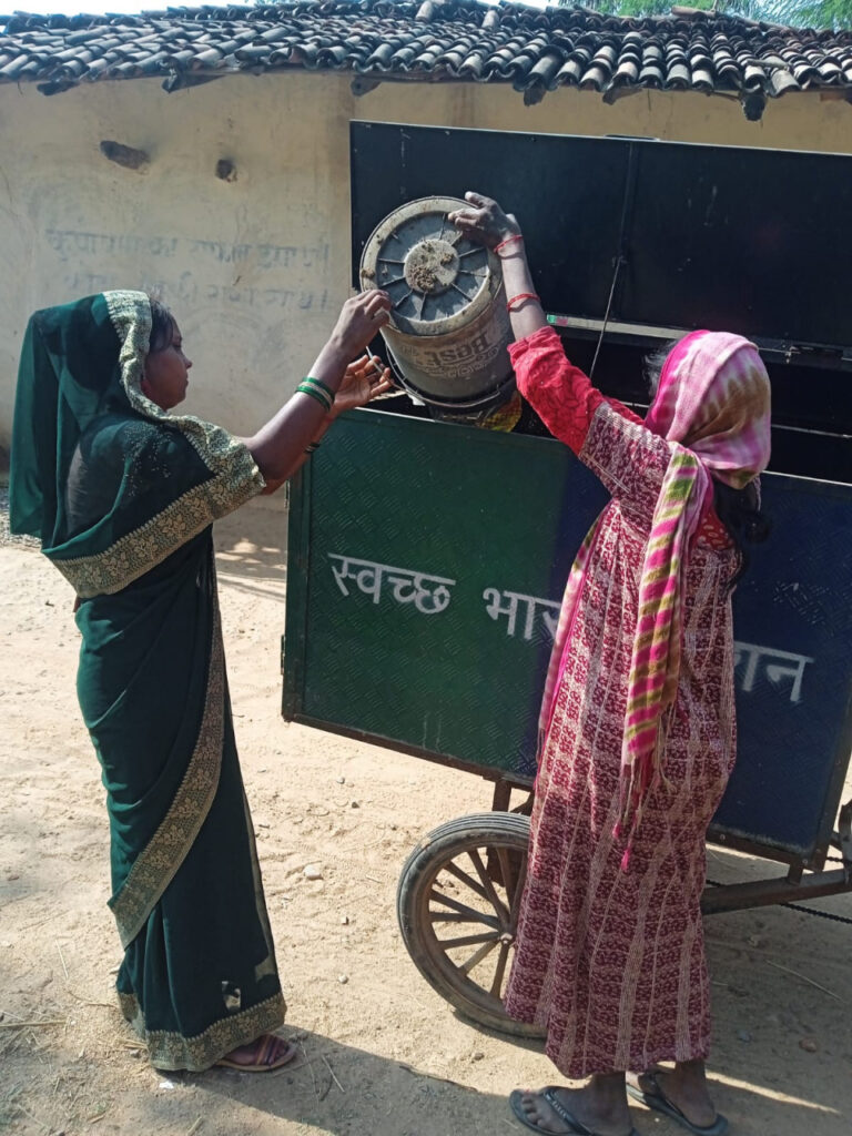 CG : स्वच्छता दीदी द्वारा ग्रामीण क्षेत्रों में किया जा रहा है डोर टू डोर कचरा संग्रहण
