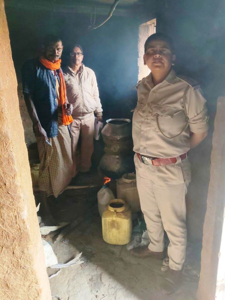 CG : आबकारी विभाग की छापेमार कार्रवाई, अवैध महुआ शराब व लाहन जब्त