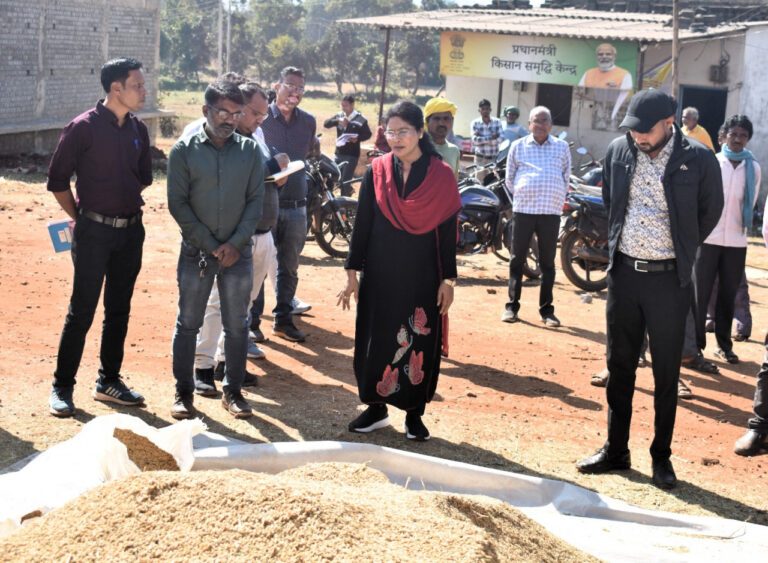 CG : धान खरीदी केंद्रों का कलेक्टर ने किया आकस्मिक निरीक्षण