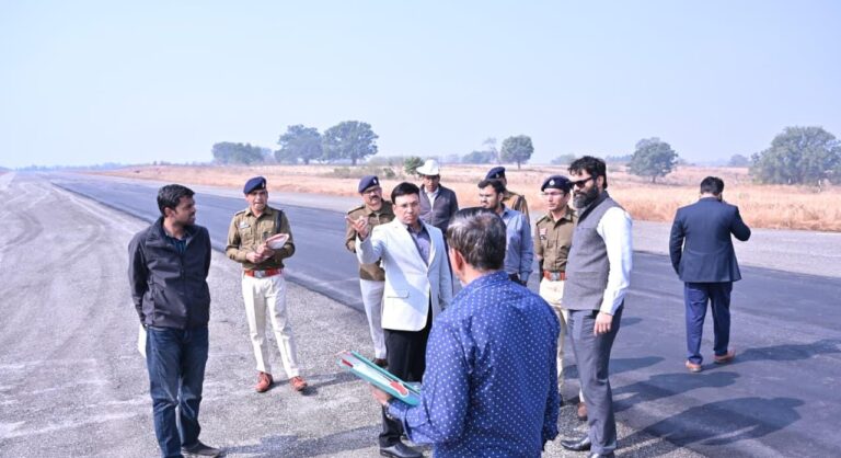CG : राष्ट्रपति द्रौपदी मुर्मू के प्रस्तावित आगमन की तैयारी के संबंध में कलेक्टर एवं एसएसपी ने आगडीह का किया निरीक्षण
