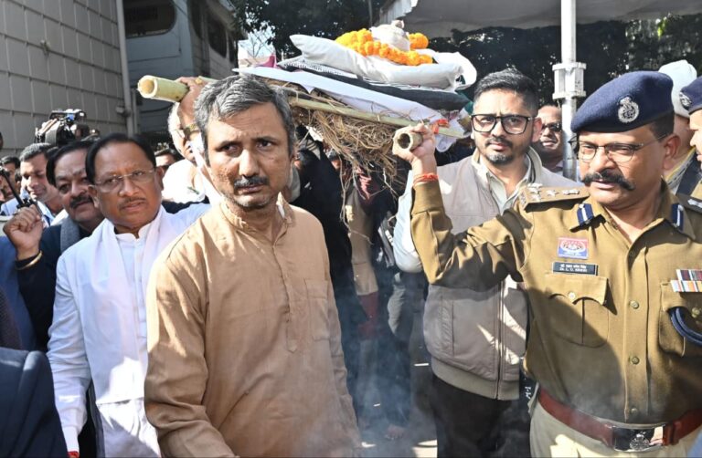 CG : ज्ञानपीठ सम्मानित साहित्यकार विनोद कुमार शुक्ल को मुख्यमंत्री विष्णु देव साय ने दी भावभीनी अंतिम श्रद्धांजलि