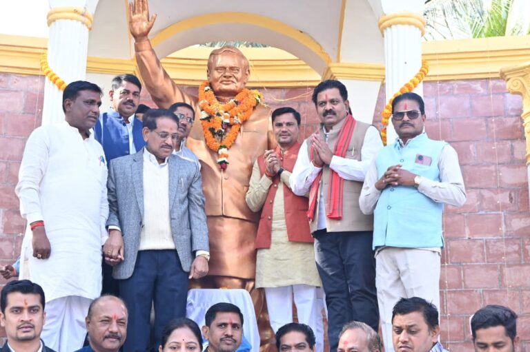 CG : भारतरत्न अटल बिहारी वाजपेयी जी की जयंती पर उप मुख्यमंत्री विजय शर्मा ने उनकी प्रतिमा पर माल्यार्पण कर अर्पित किए श्रद्धासुमन