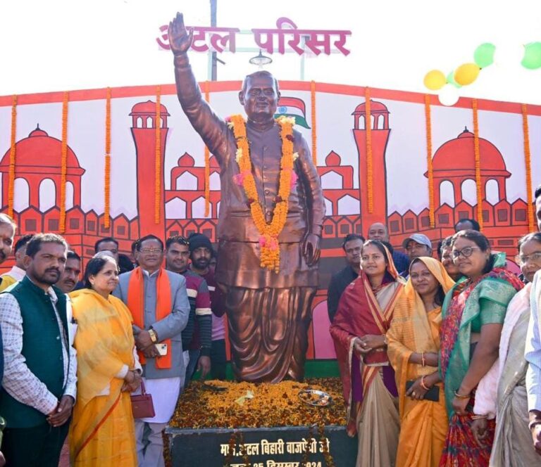CG : मंत्री राजवाड़े ने भारत रत्न अटल बिहारी वाजपेयी के छायाचित्र पर माल्यार्पण कर दी श्रद्धांजलि