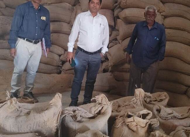 राजनांदगांव : आज कुल 6 प्रकरणों में 24 लाख 75 हजार 40 रूपए मूल्य के 798.40 क्विंटल (1996 बोरा) अवैध धान एवं 2 वाहन जप्त