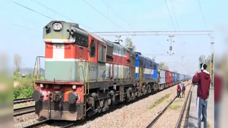 Bihar Train Accident: जमुई में बड़ा रेल हादसा, सीमेंट लदी मालगाड़ी के डिब्बे पटरी से उतरे, रेल यातायात ठप
