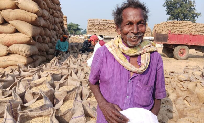 मोहला : बुजुर्ग किसान रघुनाथ सिंह ने कहा धान विक्रय से अब बेटे की शादी होगी आसान