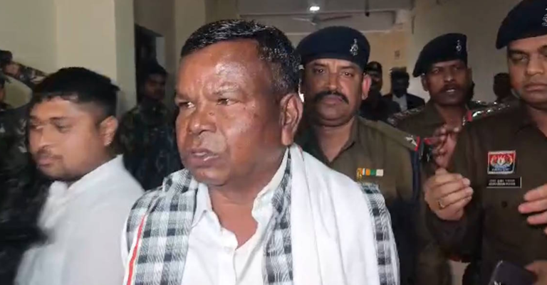 CG : शराब घोटाला : हर महीने दो करोड़ कमीशन लेने का आरोप, पूर्व आबकारी मंत्री लखमा को स्पेशल कोर्ट में किया पेश…