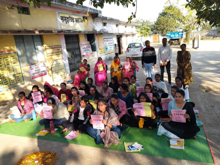 साइबर सेल राजनांदगांव द्वारा एनएसएस कैंप के छात्राओं एवं ग्रामीणों को किया साइबर जागरूक।