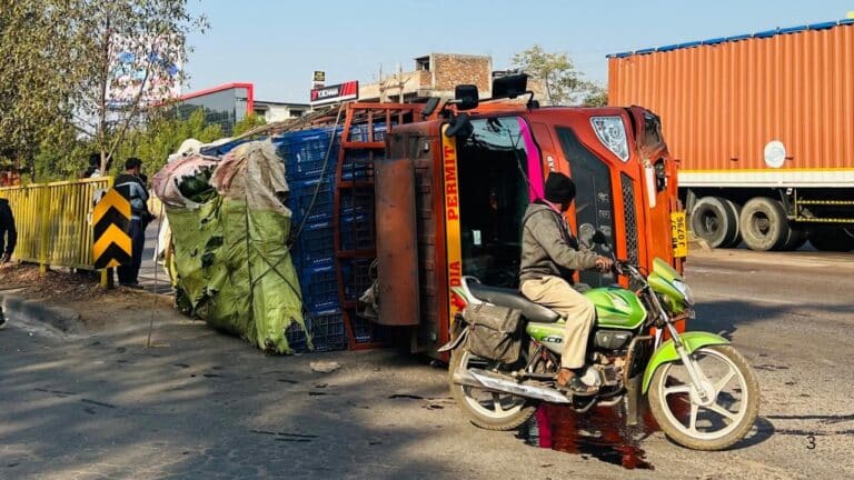 Rajnandgaon: भाजपा कार्यालय के सामने पलटा सब्जियों से भरा ट्रक