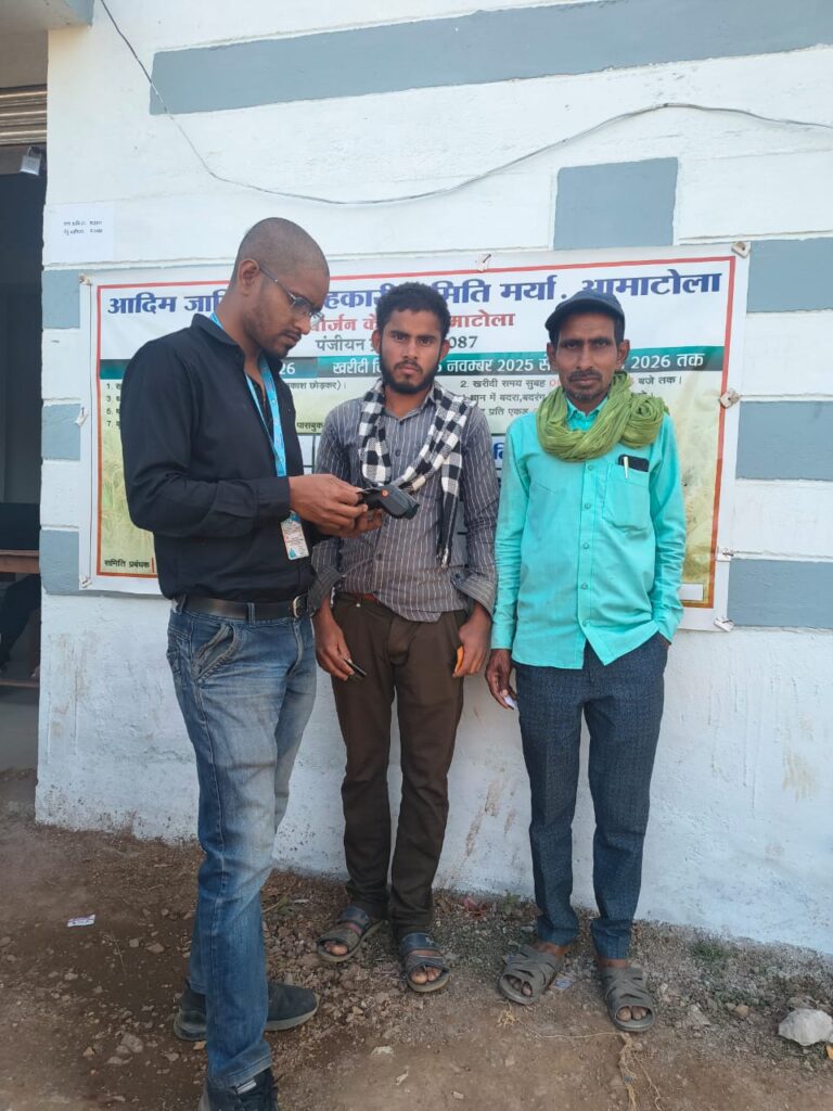 मोहला : समितियों में माइक्रो एटीएम की सुविधा से किसानों को राहत