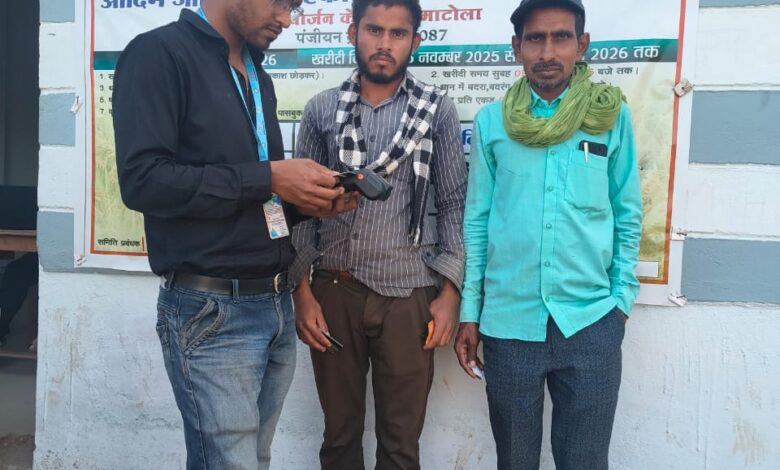 मोहला : समितियों में माइक्रो एटीएम की सुविधा से किसानों को राहत