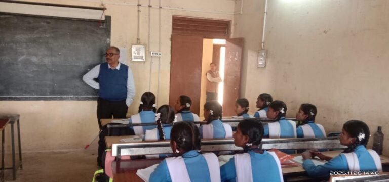 Rajnandgaon: जिला शिक्षा अधिकारी का आकस्मिक निरीक्षण, लापरवाही पर सख्त कार्रवाई