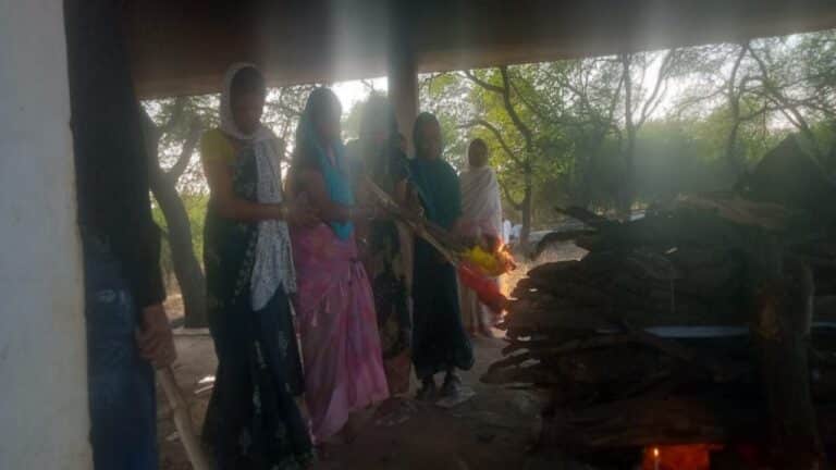 Rajnandgaon:ग्राम पनेका में बेटियों ने निभाया अंतिम कर्तव्य मां को दी मुखाग्नि