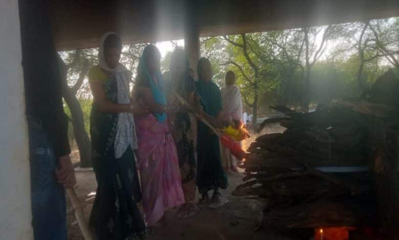 Rajnandgaon:ग्राम पनेका में बेटियों ने निभाया अंतिम कर्तव्य मां को दी मुखाग्नि