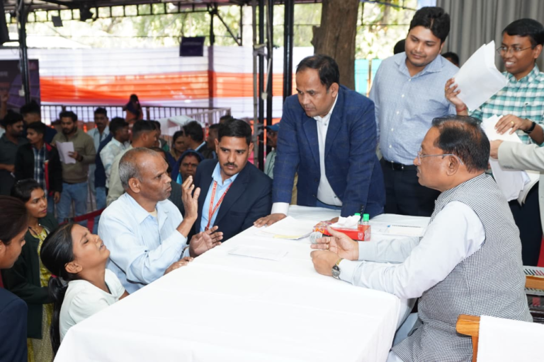 CG.मुख्यमंत्री के निर्देश पर लकवाग्रस्त महिला को तुरंत मंजूर हुए 5 लाख रुपए