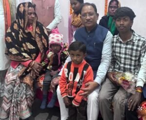 मुख्यमंत्री श्री विष्णु देव साय ने आज सूरजपुर जिले में प्रधानमंत्री आवास योजना के हितग्राही श्री कालीचरण के निवास पर पहुँचकर उनके पक्के आवास का निरीक्षण किया और परिवारजनों से आत्मीय संवाद किया। मुख्यमंत्री का अपने घर पर आगमन पाकर हितग्राही एवं उनके परिजन भावविभोर दिखाई दिए। इस अवसर पर मुख्यमंत्री ने सहज और स्नेहपूर्ण वातावरण में परिवार से बातचीत करते हुए उनकी दिनचर्या, आवश्यकताओं और आवास मिलने के बाद जीवन में आए सकारात्मक बदलावों के बारे में जानकारी ली। मुख्यमंत्री श्री साय ने बातचीत के दौरान हितग्राही कालीचरण से आवास प्राप्ति से पूर्व उनके जीवन के अनुभवों को भी जाना। उन्होंने पहले कच्चे मकान में रहने के दौरान आने वाली कठिनाइयों, बरसात और मौसम की मार, सुरक्षा की चिंता तथा सामाजिक असहजता के बारे में विस्तार से सुना। हितग्राही ने बताया कि पक्का आवास मिलने से न केवल उनका जीवन सुरक्षित हुआ है, बल्कि आत्मसम्मान और सामाजिक प्रतिष्ठा में भी वृद्धि हुई है। मुख्यमंत्री ने कहा कि प्रधानमंत्री आवास योजना का मूल उद्देश्य यही है कि प्रदेश का कोई भी पात्र परिवार आवास जैसी बुनियादी आवश्यकता से वंचित न रहे। उन्होंने स्पष्ट किया कि पक्का घर केवल चार दीवारें और छत नहीं, बल्कि वह परिवार के लिए सुरक्षा, स्थायित्व और सम्मानजनक जीवन की नींव होता है। सरकार की प्राथमिकता है कि गरीब, वंचित और जरूरतमंद परिवारों को समयबद्ध और गुणवत्तापूर्ण आवास उपलब्ध कराया जाए। मुख्यमंत्री श्री साय ने कहा कि राज्य सरकार प्रधानमंत्री श्री नरेंद्र मोदी के “सबके लिए आवास” के संकल्प को पूरी प्रतिबद्धता के साथ ज़मीन पर उतार रही है। उन्होंने बताया कि आवास योजनाओं के क्रियान्वयन में पारदर्शिता, गुणवत्ता और पात्रता का विशेष ध्यान रखा जा रहा है, ताकि सही हितग्राही तक योजनाओं का लाभ पहुँचे। सरकार निरंतर यह सुनिश्चित कर रही है कि कोई भी पात्र परिवार छूटे नहीं। इस अवसर पर मुख्यमंत्री ने हितग्राही परिवार को शुभकामनाएँ देते हुए कहा कि सरकार का लक्ष्य केवल योजनाएँ बनाना नहीं, बल्कि उनके प्रभाव को लोगों के जीवन में प्रत्यक्ष रूप से देखना है। उन्होंने अधिकारियों को निर्देश दिए कि प्रधानमंत्री आवास योजना सहित सभी जनकल्याणकारी योजनाओं के क्रियान्वयन में संवेदनशीलता, ईमानदारी और तत्परता बनाए रखें, ताकि समाज के अंतिम व्यक्ति तक विकास का लाभ पहुँच सके।