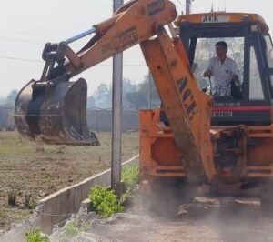 बजरंगपुर नवागांव क्षेत्र के अवैध कॉलोनी पर जिला प्रशासन ने चलाया बुलडोजर