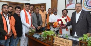 किसान हितों को लेकर भाजपा किसान मोर्चा के नवनियुक्त पदाधिकारियों की विधानसभा अध्यक्ष डॉ. रमन सिंह से सौजन्य भेंट