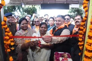 राम-नाम की धुन पर 850 भक्त रामलला के दर्शन के लिए अयोध्या रवाना पर्यटन एवं संस्कृति मंत्री श्री राजेश अग्रवाल ने दिखाई हरी झंडी