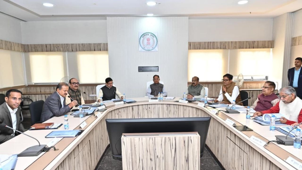 बिलासपुर नगर निगम एवं आसपास के क्षेत्रों के विकास को लेकर मुख्यमंत्री की अध्यक्षता में उच्चस्तरीय समीक्षा बैठक आयोजित