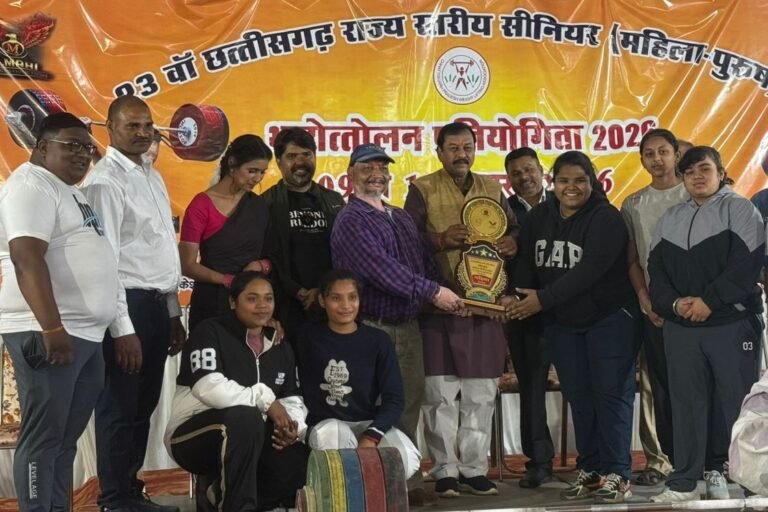 राजनांदगांव:- ९,१० व ११ जनवरी तीन दिवसीय २३ वीं राज्य स्तरीय सिनियर महिला पुरूष भारोतोलन (वेट लिफ्टिंग) प्रतियोगिता कर्मा फिटनेश पचपेड़ी नाका धमतरी रोड़ रायपुर में संम्पन्न हुई, इस स्पर्धा के संबंध में जिला भारोत्तोलन में संघ के अध्यक्ष अमित आजमानी जी ने बताया की २३ वीं राज्य स्तरीय सिनियर वेट लिफ्टिंग प्रतियोगिता में राजनांदगांव जय भवानी व्यायाम शाला स्टेडियम समिति में अभ्याशरत सिनियर महिला वेट लिफ्टर टीम ने एक स्वर्ण, तीन रजत व दो कास्य पदक कुल ६ पदक जीत कर ओवर ऑल चैम्पियन शीप की ट्राफी अपने नाम कर लिए, आजमानी जी ने बताया की कर्मा फिटनेश पचपेड़ी नाका रायपुर में आयोजित कि गई सिनियर राज्य स्तरीय भारोत्तोलन स्पर्धा को नये वजन वर्ग के नियम अनुसार आयोजित किया गया। इसमें राजनांदागंाव के सिनियर महिला टीम ने सर्वाधिक अंक प्राप्त कर चैम्पियनशीप ट्राफी पर अपना कब्जा जमाई, इस ३ दिवसीय भारोत्तोलन प्रतियोगिता कर्मा फिटनेश पंचपेड़ी नाका रायपुर आयोजित किया गया। जो सफलतापूर्वक सम्पन्न हुआ। यह एक एतिहासिक कार्यक्रम जो भव्य रूप में आयोजित किया गया। इस स्पर्धा में २६ जिला एवं ३ युनिट, राजनांदगांव ,रायपुर,बिलासपुर,बलौदाबाजार,दुर्ग, जगदलपुर, बादोल, लगभग १६० खिलाड़ी एवं कोच मैनेजर ने हिस्सा लिया इस स्पर्धा में सिनियर महिला वर्ग में मानसी यादव- स्वर्ण पदक, मुस्कान यादव, भूमि सिंह, रिमझिम मैगी- रजत पदक व जानवी साहू, अंशुल सोनवानी- कास्य पदक प्राप्त किये इन सभी खिलाडियों के चैम्पियनशीप लेने व सफल होने पर जिला भारोत्तोलन संघ के संरक्षक डोमन महोबिया, अजय श्रीवास्तव, नीलू शर्मा, जीतू मुदलियार , अध्यक्ष अमित अजमानी, सचिव अशोक श्रीवास, कोषाध्यक्ष बंसत मैगी, व्यायाम शाला के सचिव शेख वशीम, सहसचिव निरज शुक्ला, उपाध्यक्ष विवेक रंजना सोनी, शंशाक दीपक ठाकुर मजोज यादव, चोवाराम सोनकर, नाहिद अख्तर, अंकुश अजमानी, आकाश सोनी, नरायण लोहार, तामेश्वर बंजारे, अभिशेक अजमानी, रितेश घरड़े, व्यायाम शाला के वरिष्ठ सदस्य दाउद खान, अजय कुलदीप, रामा यादव, जग्गु ठाकुर, नितिन शर्मा, रवि गुप्ता, गणेश साहू, सुखराम मेश्राम, मनिष तिवारी, सचिन महोबिया, गौकरन सोनकर, दिनेश राजपूत, नोमेंद्र यादव, वैभव देवांगन, मजहर खंान आदि सदस्यों ने बधाई प्रेषित किये है। यह जानकारी जिला भारोत्तोलन के सचिव अशोक श्रीवास ने दी।