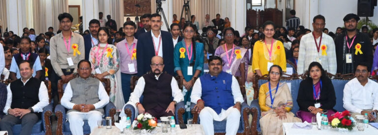 राज्यपाल एवं मुख्यमंत्री ने 10वीं और 12वीं परीक्षा के मेधावी विद्यार्थियों को किया सम्मानित